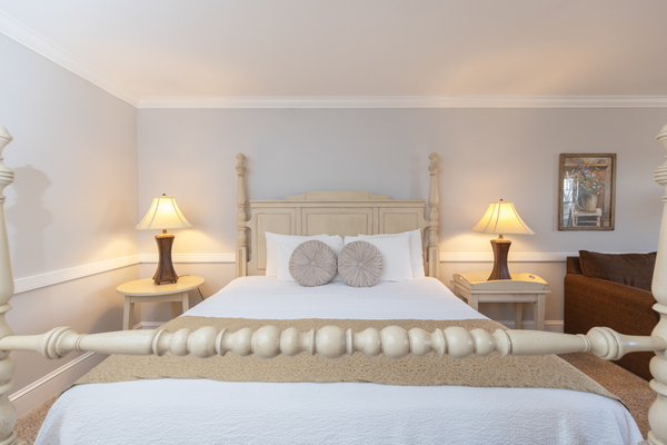 King Room, King Bed with Queen Sleep Sofa Photo 1