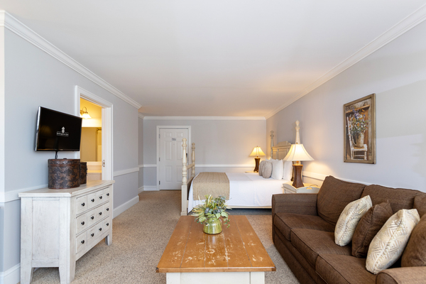 King Room, King Bed with Queen Sleep Sofa Photo 4