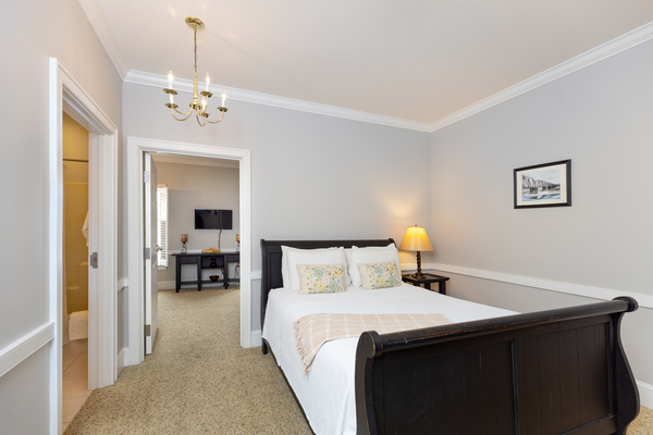 Divided Room, Queen Bed with Queen Sleep Sofa Photo 1