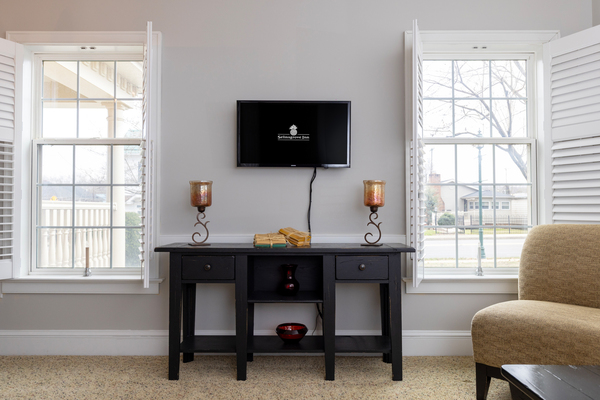 Divided Room, Queen Bed with Queen Sleep Sofa Photo 4