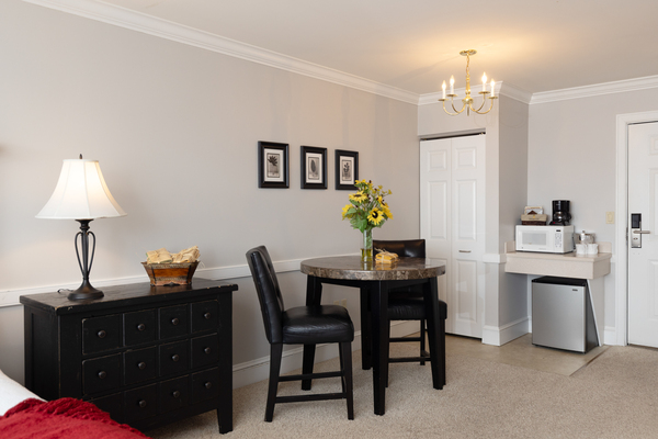 Jacuzzi Room, One King Bed Photo 3