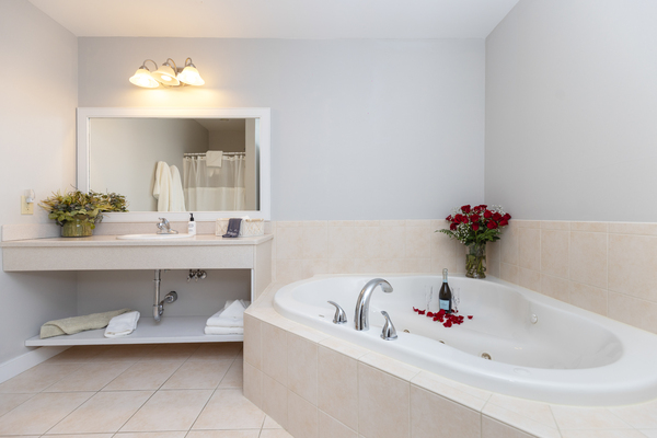 Jacuzzi Room, King Bed with Queen Sleep Sofa Photo 5