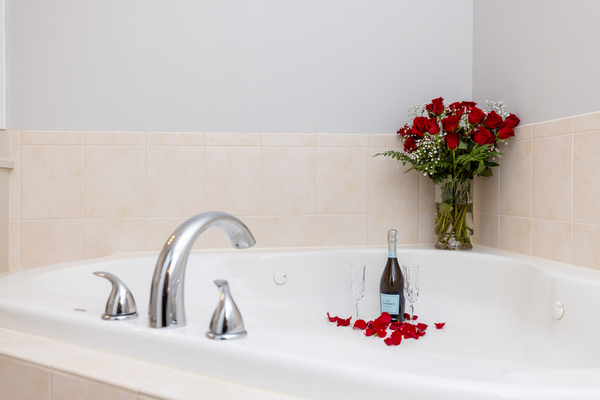 Jacuzzi Room, King Bed with Queen Sleep Sofa Photo 6